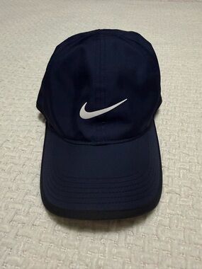 Nike navy blue featherlight dri-fit hat. Great condition. #athleticwear